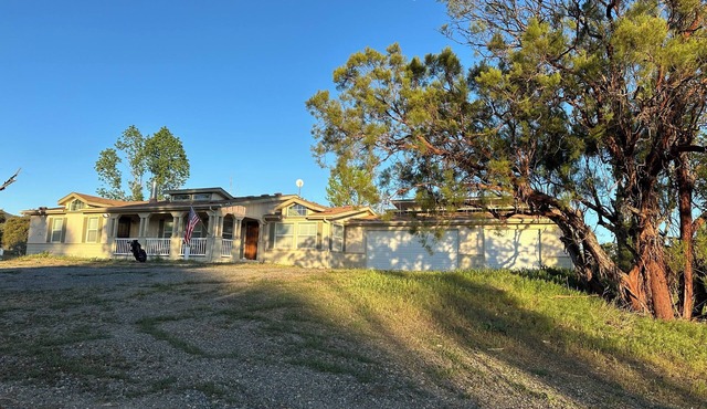 3BR Farmhouse Getaway, Group-Friendly, WiFi, AC, Trails & Petting Zoo Nearby