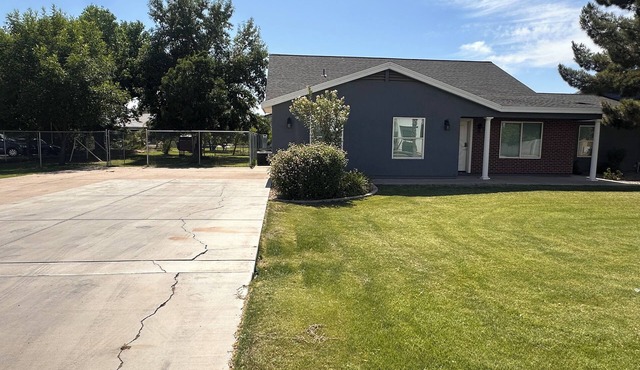 3BR Farmhouse near Gilbert Temple with access to indoor Racquetball Court
