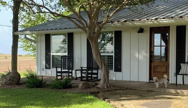 3BR Farmhouse on 11 Acres - Hilltop Views Near Round Top & Fayetteville Lake!