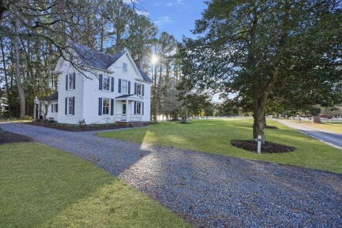 3BR Farmhouse with Porch Fire Pit Horseshoe Pit