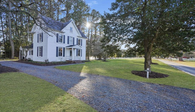 3BR Farmhouse with Porch, Fire Pit, Horseshoe Pit