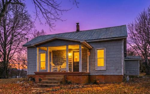 3BR Farmhouse with Views Near Hart Creek Trails