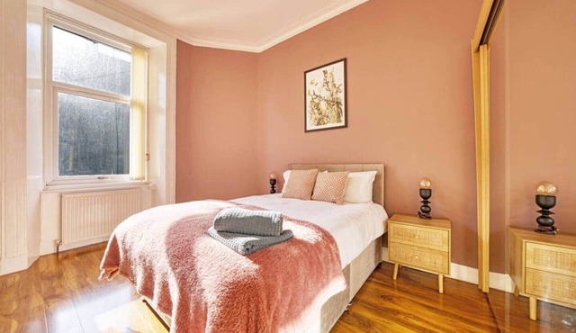 3BR Flat Sleeps 6 West End Sights + Driveway