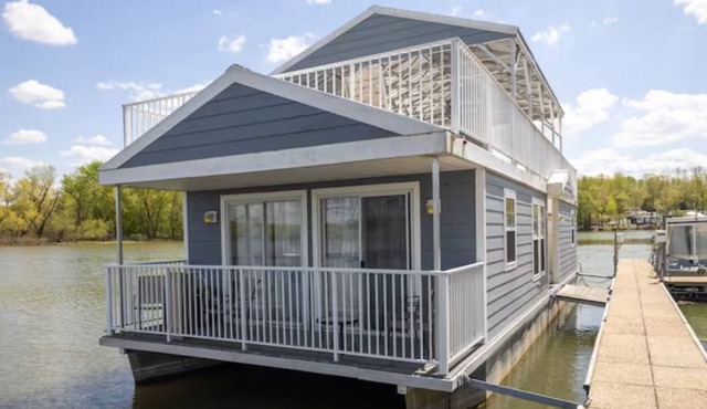 3BR Floating Cabin - Dog Friendly