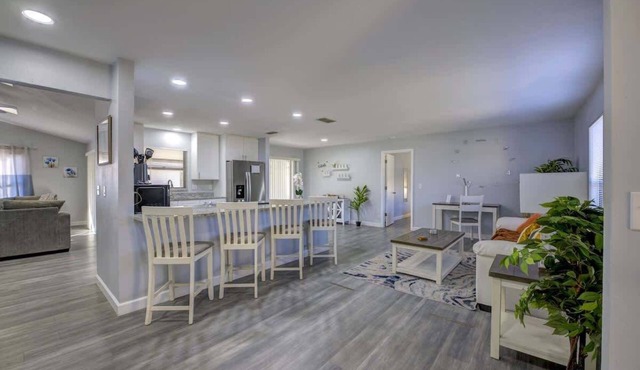 3BR Fun House: Ping Pong Table & Screened Patio