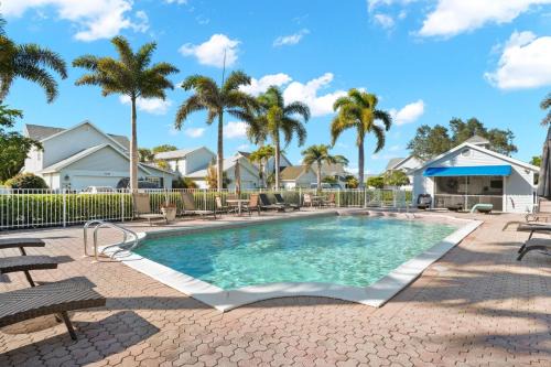 3BR Getaway Pool Access Screened Lanai