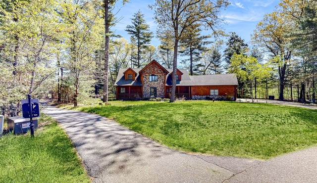 3BR Golf Course-Front Cabin with Hot Tub, Game Room and Pool/Lake Access