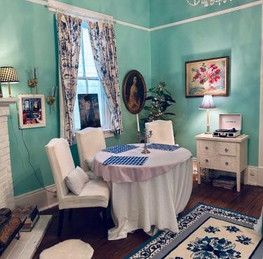 3BR Gorgeous Paris Penthouse sleeps 5 w Balcony, FQ, Streetcar!