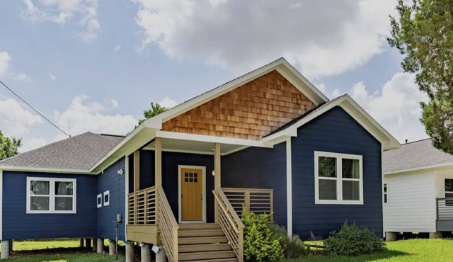 3BR Great Bungalow 1751! Medical Center, Stadiums!