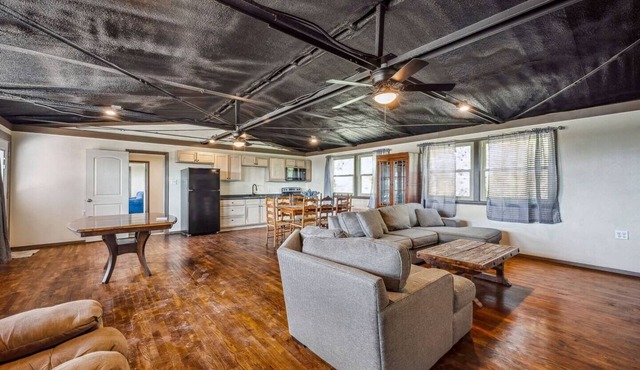 3BR Hilltop Cabin Quiet Near Stephenville