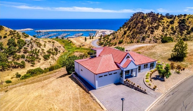 3BR Hilltop Getaway – Games, Ocean Views, Wi-Fi, Parking, Sleeps 14, Pizza Oven & More