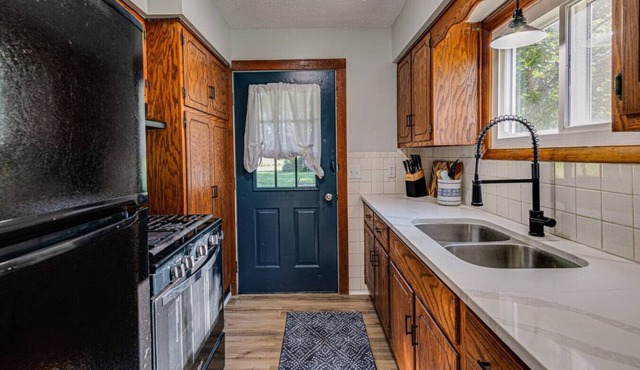 3BR Home | 1 Acre | Sleeps 6