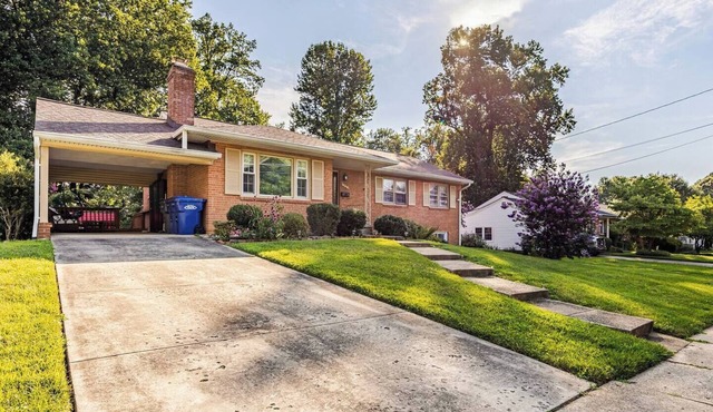 3BR Home -Free Parking, Metro, WiFi Kitchen Laundry, Kids, Near DC & Downtown