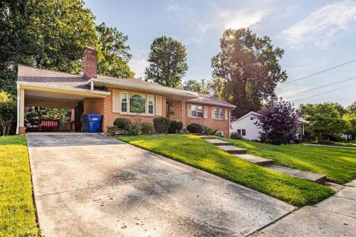 3BR Home - Free Parking-WiFi Kitchen Laundry-Kids Friendly-Near DC & Downtown & Metro-Patio & Deck