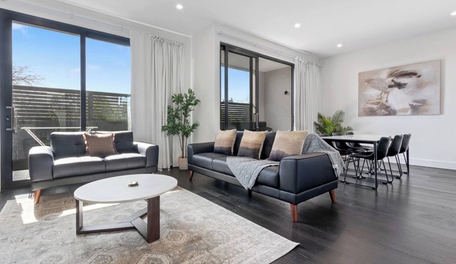 3BR home in Malvern East with queen beds, full kitchen, laundry, WiFi, climate control and parking. Perfect for families or groups with easy access to Chadstone shopping centre, Monash uni, cafes, parks, shops, direct public transport to city.