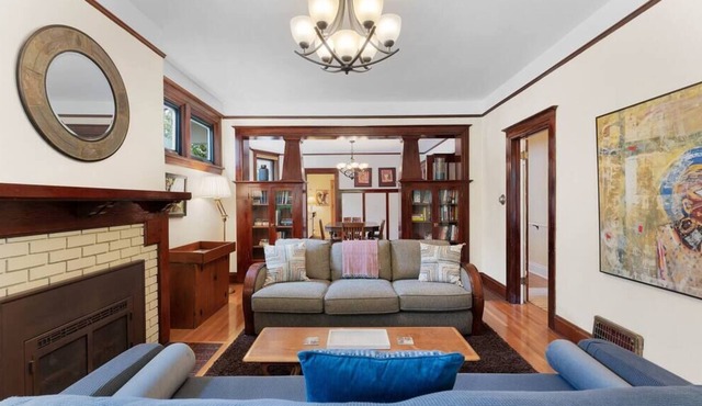 3BR Home / Large Kitchen / Mins To DwnTwn