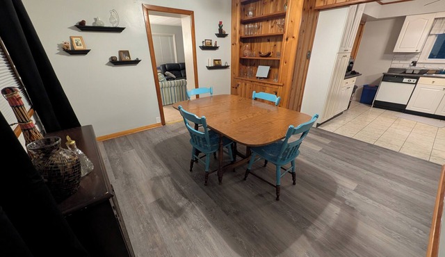 3BR home near PIT airport/desk workspace/pet friendly/fast internet/quiet area.