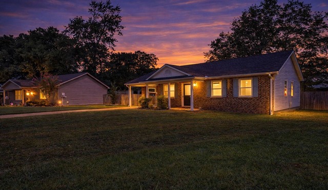 3BR Home Near Southside Complex, Fast WiFi, Fenced Yard, Sleeps 6