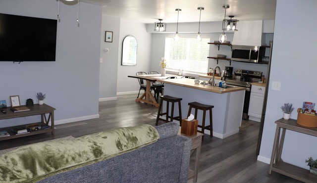 3BR Home Sleeping 6 Near Downtown Palmer With Mountain Views
