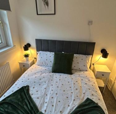 3BR Home Sleeps 10 with Private Drive Near Park