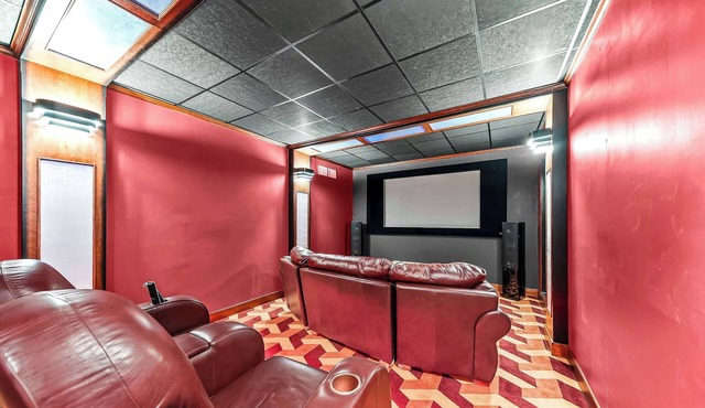 3BR Home w/Private Movie Theater Free Parking
