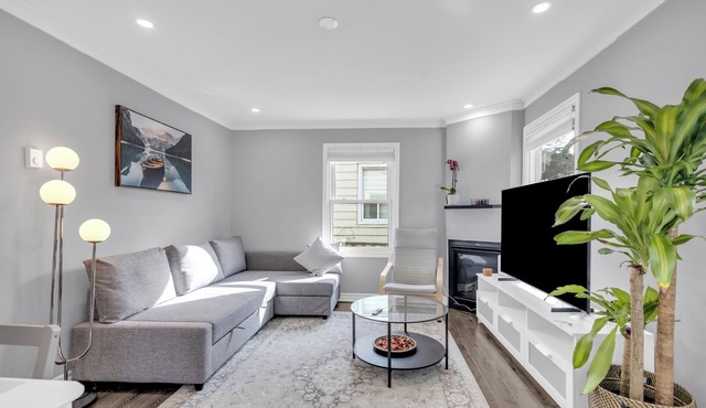 3BR Home with 2 bath | NearnYYZ Airport 7 minutes