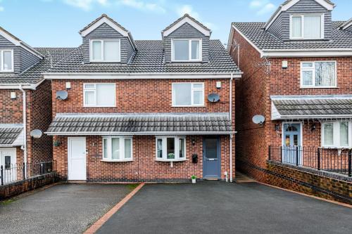 3BR Home with Garden & Free Parking