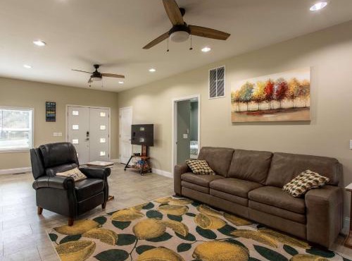 3BR House By Lake with BBQ Fire Pit & EV Charger