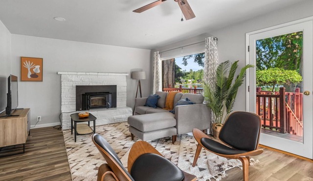 3BR House in Renton - Three Bedroom House, Sleeps 6