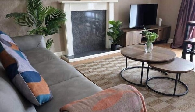 3BR House Parking 10 Mins to Airport Sleeps 6