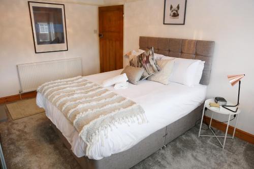 3BR House Sleeps 8 Close to Chester Zoo