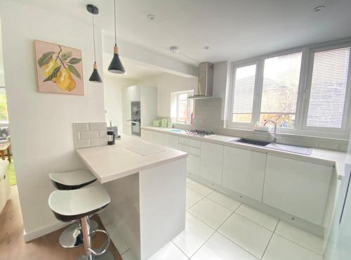 3BR house sleeps5 close to UHW driveway parking