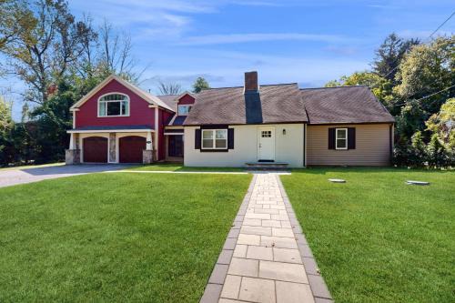 3BR House with AandC and Patio, Near Stadium and Shops