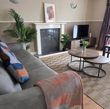 3BR House with Parking 10 Mins to Airport Sleeps 6