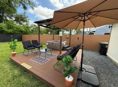 3BR Houston with Grill, Hot Tub and Game Room near NRG, Downtown and Hobby Airport