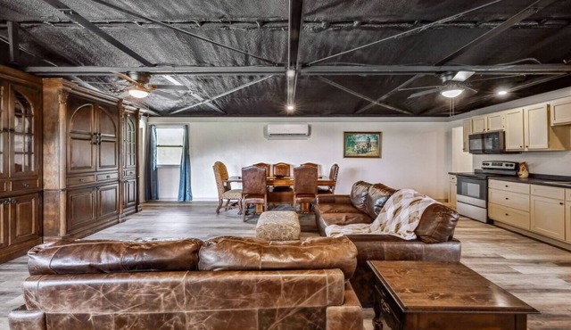 3BR Hunter's Cabin Quiet Near Stephenville