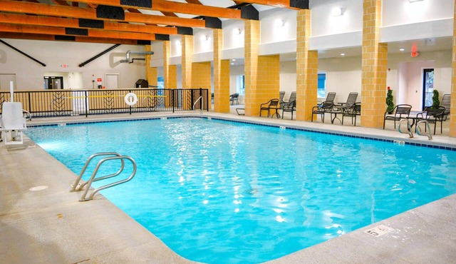 3BR in resort near West Entrance, Pool, Hot Tub.