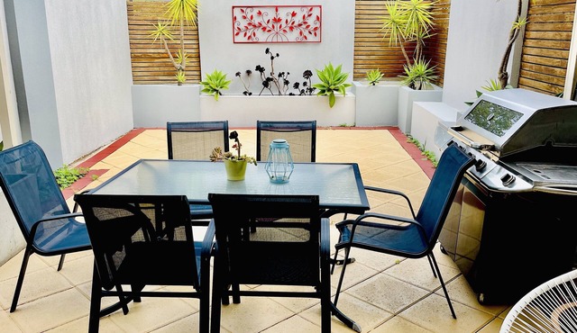 3BR Kensington Holiday Home Close to CBD, Melb Showgrounds Flemington Racecourse