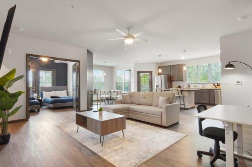 3BR King Bed Balcony North Raleigh