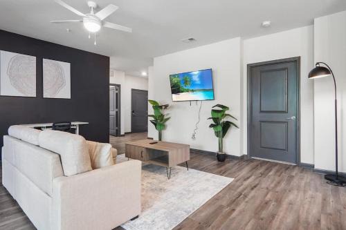 3BR King Bed Balcony North Raleigh