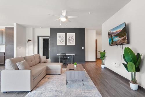 3BR King Bed Balcony North Raleigh