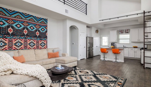 3BR, King Bed, Walk In Shower - The Grove