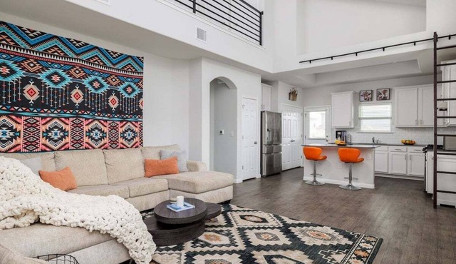 3BR, King Bed, Walk In Shower - The Grove