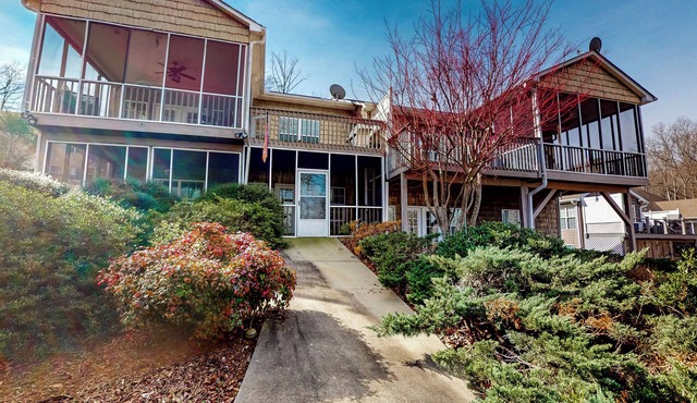 3BR Lakefront Home W & Dock, Boat Lift & Grill