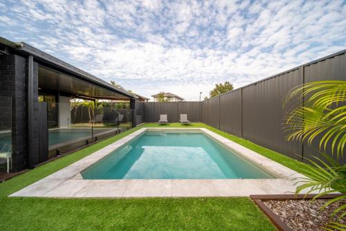 3BR Little Coastal Boho Home - Neverending Summer Fun near Themeparks & close to M1 exit