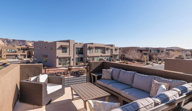 3BR+Loft Sleeps 10 - Near Pool & Pickleball