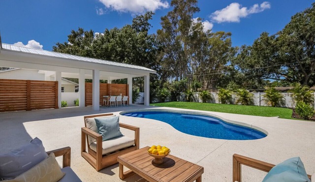 3BR Lux Home, Heated Pool, Fire Pit, Outdoor TV