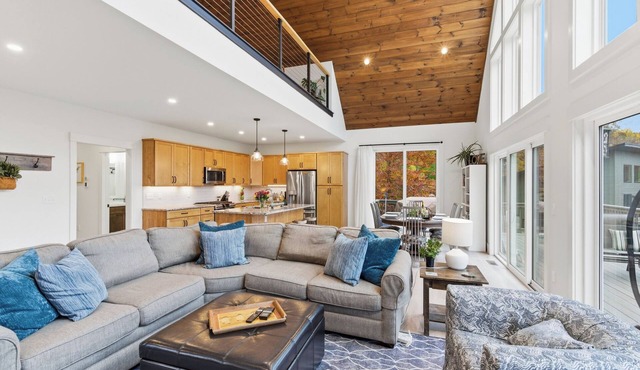 3BR Luxury Cape Private Views Near the Lake Pets Boats Hiking Sleeps 6