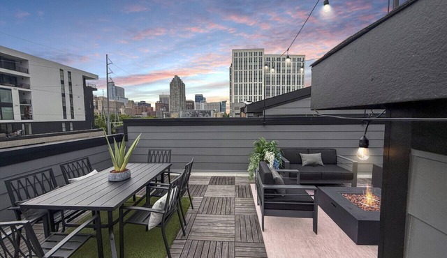 3BR Luxury & Downtown - Roof Top Deck! Sleeps 8