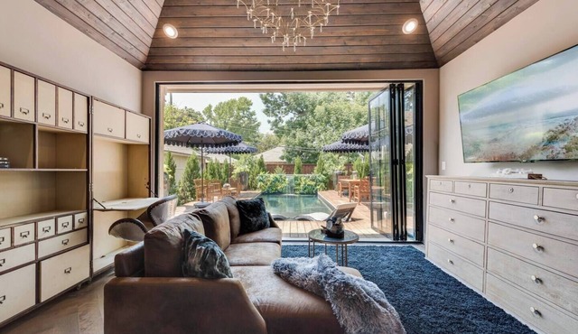 3BR luxury home w/private pool, Peloton, and gourmet kitchen.